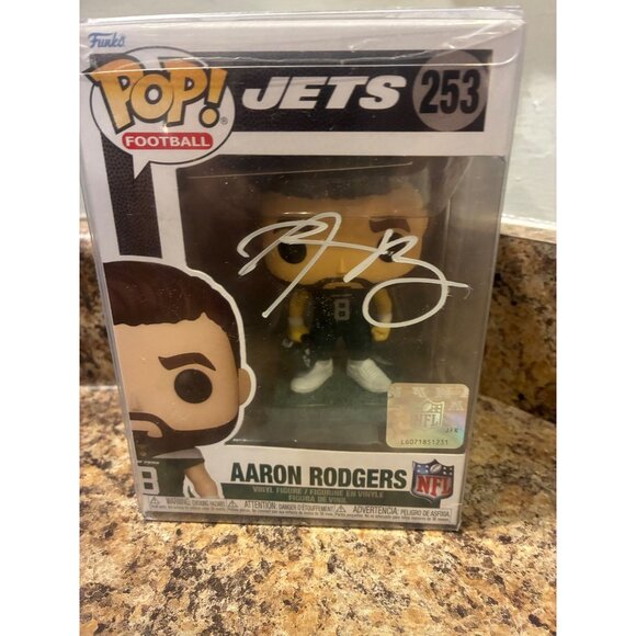 Signed Funko Pop! Jets Aaron Rodgers #253 NFL - Picture 1 of 4